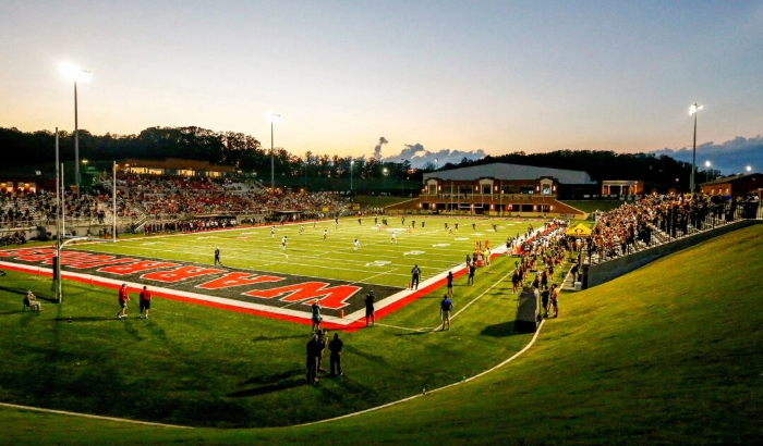 Aficionados asisten a un partido de fútbol americano en Alabaster, Alabama, el 22 de agosto de 2020. (Butch Dill/Getty Images)