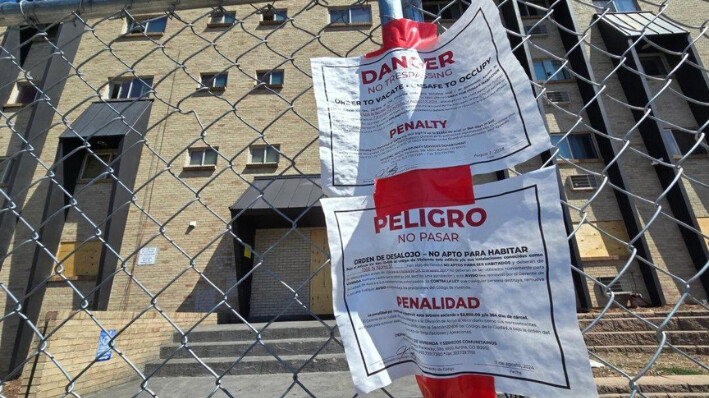 Un complejo de edificios de apartamentos de la calle Nome, en Aurora, Color, fue clausurado recientemente por el ayuntamiento debido a infracciones del código. Los residentes aseguran que el edificio era un centro de actividad de bandas de inmigrantes. Foto tomada el 30 de agosto de 2024. Allan Stein/The Epoch Times