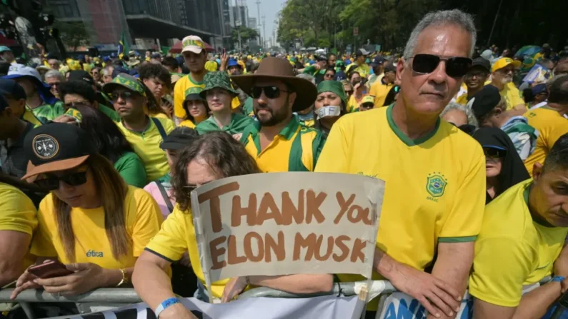 Simpatizantes del expresidente brasileño Jair Bolsonaro sostienen un cartel de agradecimiento al dueño de la plataforma de redes sociales X, Elon Musk, durante un mitin por el Día de la Independencia en Sao Paulo, Brasil, el 7 de septiembre de 2024. (Nelson Almeida /AFP vía Getty Images)
