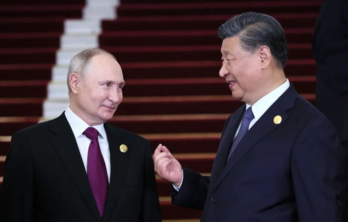 El presidente ruso Vladimir Putin y el líder chino Xi Jinping interactúan durante una ceremonia de bienvenida en el Tercer Foro de la Franja y la Ruta, en Beijing, el 17 de octubre de 2023, en esta fotografía de grupo distribuida por la agencia estatal rusa Sputnik. (Sergei Savostyanov/Pool/AFP vía Getty Images)