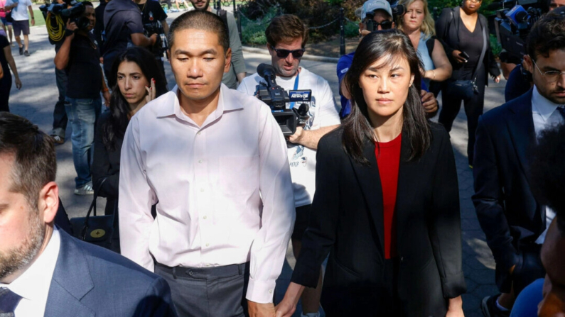 La exayudante de la gobernadora de Nueva York, Kathy Hochul, Linda Sun (d), y su marido, Christopher Hu, abandonan el Tribunal Federal de Brooklyn tras su comparecencia en Nueva York el 3 de septiembre de 2024. (Corey Sipkin/Foto AP)