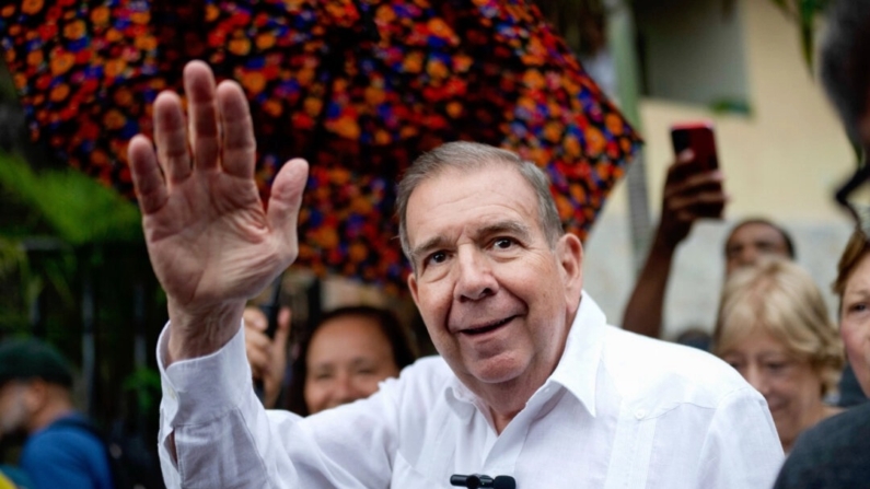 El candidato presidencial de la oposición venezolana, Edmundo González Urrutia, saluda a sus seguidores durante un evento político en una plaza del municipio Hatillo de Caracas, Venezuela, el 19 de junio de 2024. (Ariana Cubillos/AP Photo)