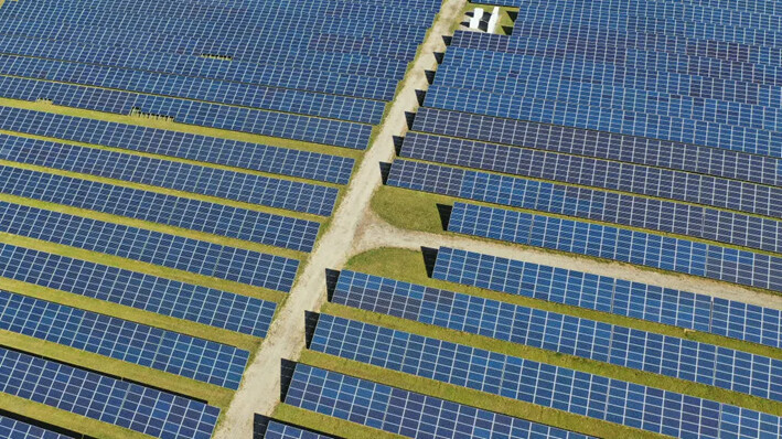 Vista aérea de los paneles solares de Sutter Greenworks Solar Site, en Calverton, Nueva York, el 19 de septiembre de 2021. (Bruce Bennett/Getty Images)