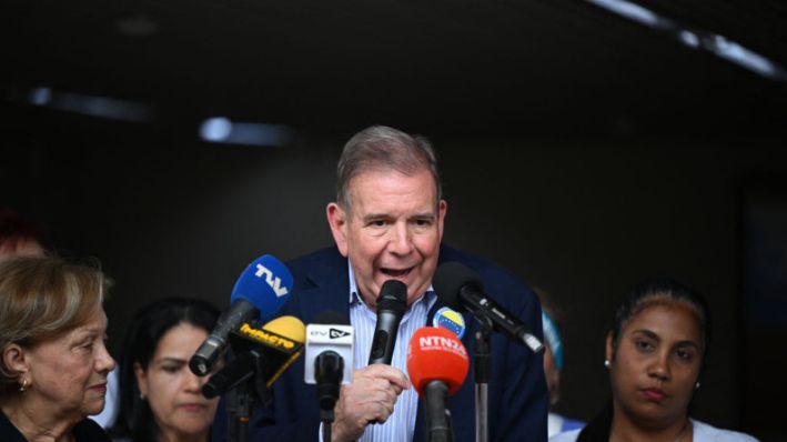 El excandidato presidencial de la oposición venezolana por el partido Plataforma Unitaria Democrática, Edmundo González Urrutia, habla con la prensa durante una reunión con trabajadores de la salud en Caracas, el 18 de junio de 2024. (Federico Parra/AFP vía Getty Images)