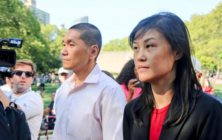 Linda Sun (derecha), exasistente de la gobernadora de Nueva York, Kathy Hochul, y su esposo, Chris Hu, salen de la corte federal en Brooklyn, Nueva York, el 3 de septiembre de 2024. (Huang Xiaotang/The Epoch Times)