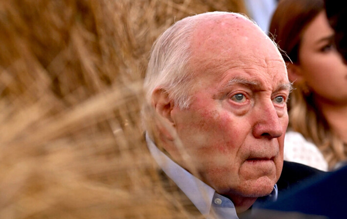 El exvicepresidente Dick Cheney escucha a su hija, la representante Liz Cheney (R-Wyo.), durante un evento de la noche de las elecciones primarias de Wyoming, en Mead Ranch, en Jackson, Wyoming, el 16 de agosto de 2022. (Patrick T. Fallon/AFP vía Getty Images)