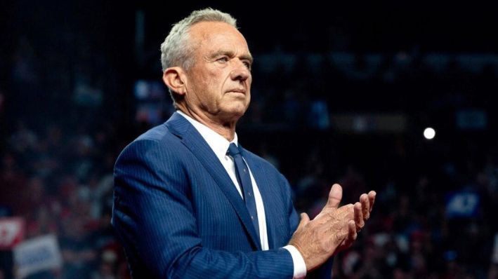 El candidato presidencial independiente Robert F. Kennedy Jr. escucha durante un mitin de campaña del ex presidente Donald Trump en el Desert Diamond Arena de Glendale, Arizona, el 23 de agosto de 2024. (Rebecca Noble/Getty Images)