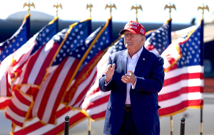 El candidato presidencial republicano y expresidente Donald Trump llega a un evento de campaña en el Aeropuerto Central de Wisconsin, en Mosinee, Wisconsin, el 7 de septiembre de 2024. (Scott Olson/Getty Images)