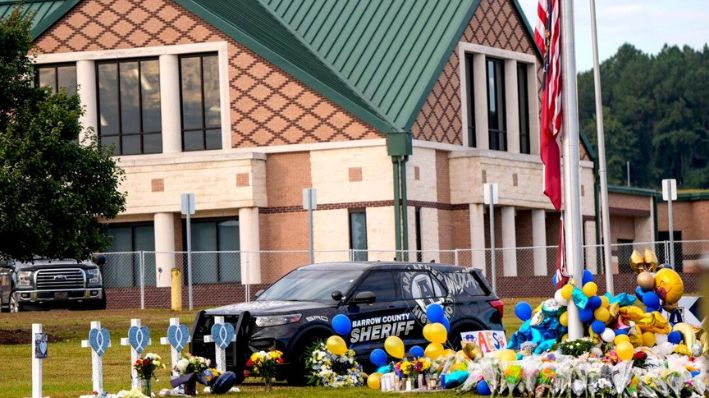 Un monumento en la Escuela Secundaria Apalachee después del tiroteo escolar del miércoles, en Winder, Georgia, el 7 de septiembre de 2024. (Mike Stewart/AP Photo)