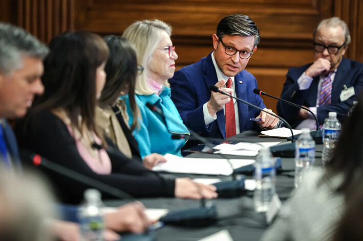 El presidente de la Cámara de Representantes, Mike Johnson (R-La.), habla en una mesa redonda sobre la frontera sur en el Capitolio de EE.UU., el 31 de enero de 2024. (Kevin Dietsch/Getty Images)