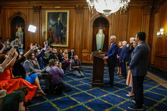 El presidente de la Cámara de Representantes Kevin McCarthy (R-Calif.) habla con los periodistas durante una rueda de prensa tras la aprobación de la Ley de Autorización de Defensa Nacional, en el Capitolio de EE.UU., el 14 de julio de 2023. (Anna Moneymaker/Getty Images)