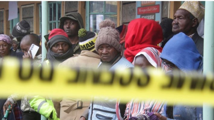 Padres angustiados se encuentran cerca de un dormitorio quemado, luego de un incendio en la escuela primaria Hillside Endarasha en Nyeri, Kenia, el 6 de septiembre de 2024. (Foto AP)