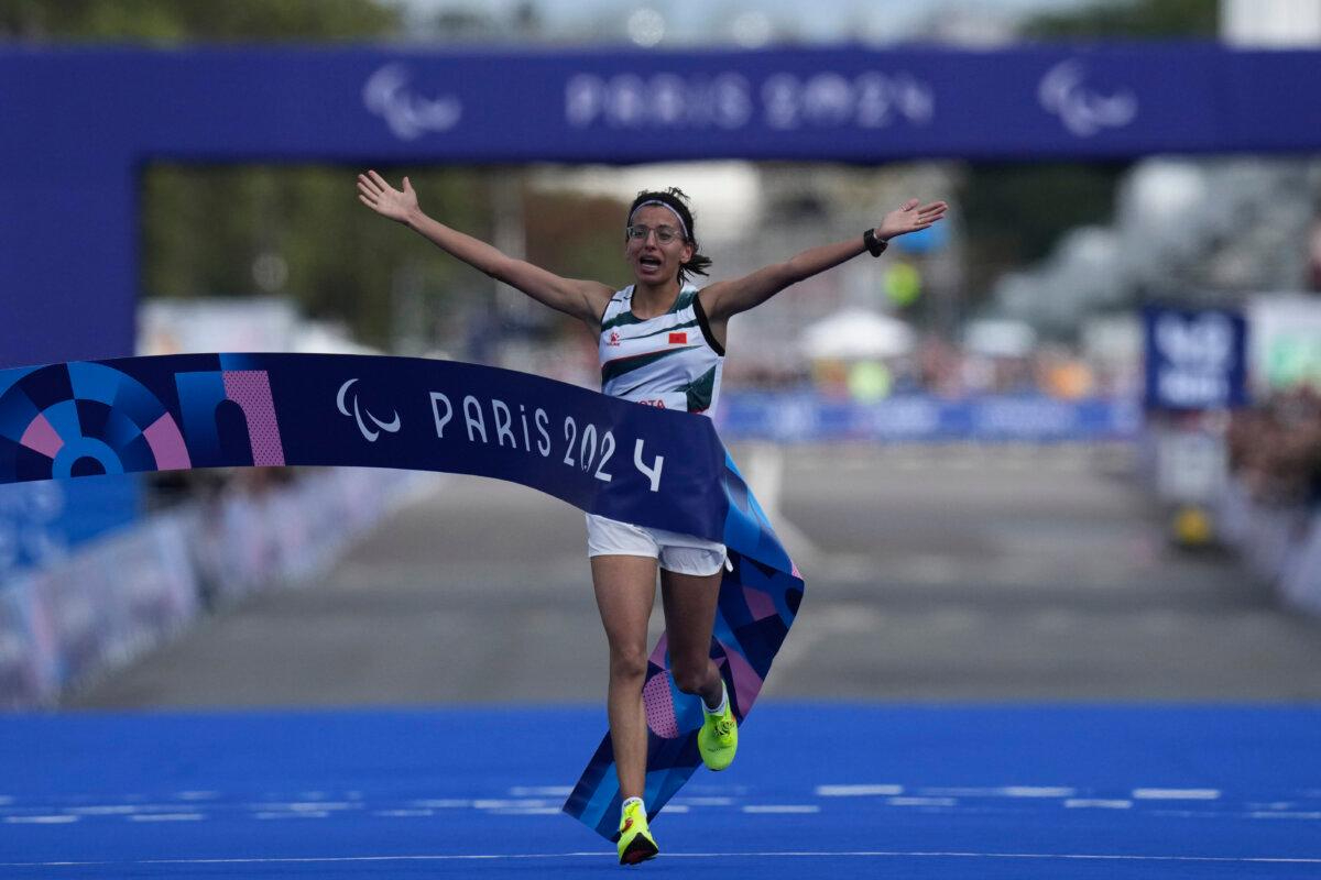 La marroquí Fatima Ezzahra El Idrissi gana el maratón femenino T12 en los Juegos Paralímpicos de 2024 en París el 8 de septiembre de 2024. (Thibault Camus/Foto AP)