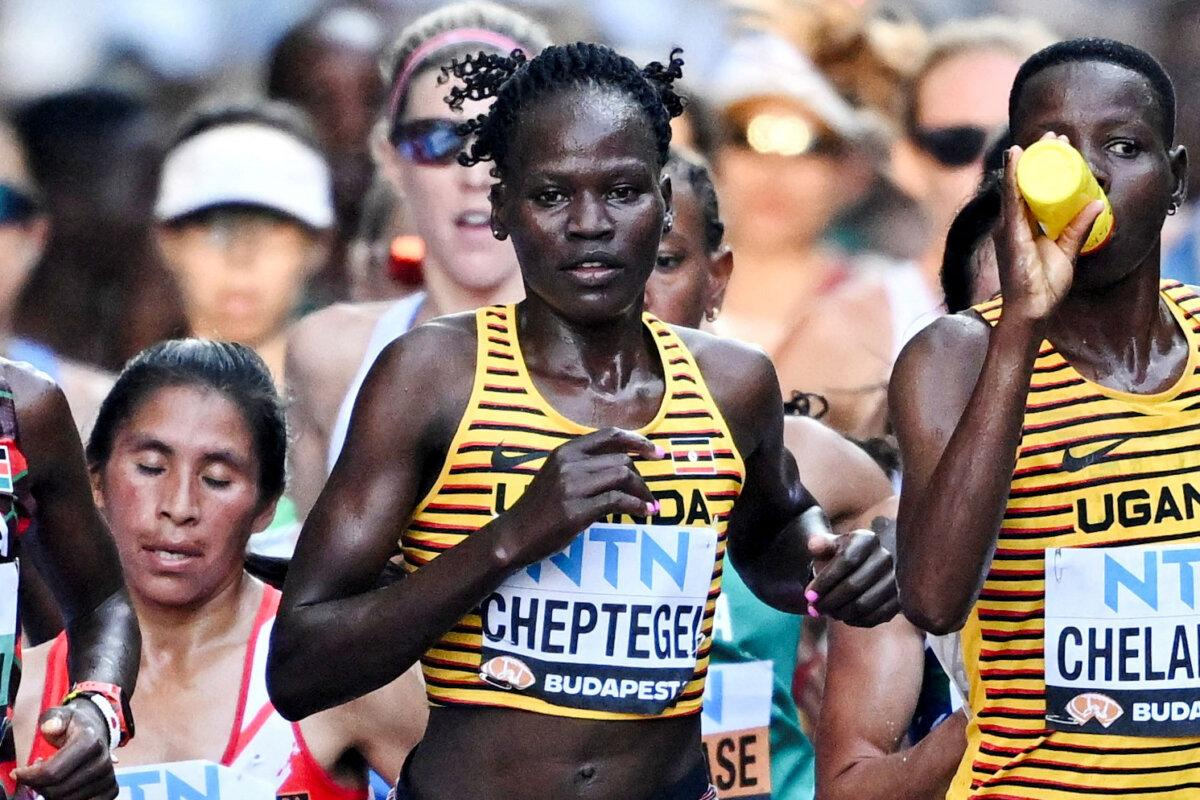 La ugandesa Rebecca Cheptegei compite en la final femenina de maratón en el Campeonato Mundial de Atletismo en Budapest, Hungría, el 26 de agosto de 2023. (Dylan Martinez/Reuters)