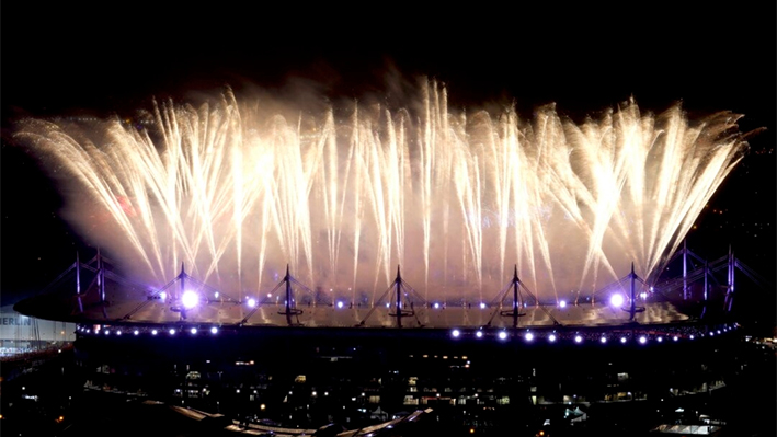 Fuegos artificiales disparados en el techo del Stade de France al final de la Ceremonia de Clausura de los Juegos Paralímpicos de París 2024 en Saint-Denis, en las afueras de París, el 8 de septiembre de 2024. (Ian Langsdon/AFP vía Getty Images)
