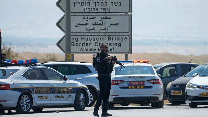 La policía israelí monta guardia cerca del lugar de un mortal ataque a tiros en el que, según las autoridades israelíes, murieron tres personas en el cruce del puente Allenby entre Cisjordania y Jordania, el 8 de septiembre de 2024. (Mahmoud Illean/Foto AP)