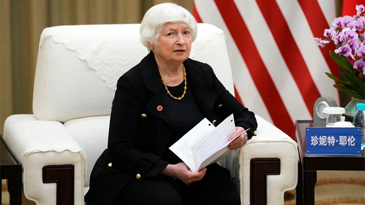 La secretaria del Tesoro estadounidense, Janet Yellen, observa antes de una reunión con el viceprimer ministro chino, He Lifeng, en Guangzhou, China, el 6 de abril de 2024. (Ken Ishii/Pool vía Getty Images)
