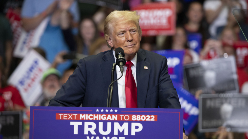 El candidato presidencial republicano, el expresidente Donald J. Trump, realiza su primer mitin público con su compañero de fórmula, el candidato a la vicepresidencia, el senador estadounidense J.D. Vance (R-OH) (no en la foto), en el Van Andel Arena el 20 de julio de 2024 en Grand Rapids, Michigan. (Bill Pugliano/Getty Images)