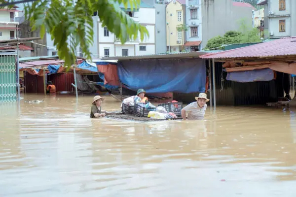 Varias personas transportan pertenencias en una inundación provocada por el tifón Yagi en la provincia de Lang Son, Vietnam, el 9 de septiembre de 2024. (Nguyen Anh Tuan/VNA vía AP)