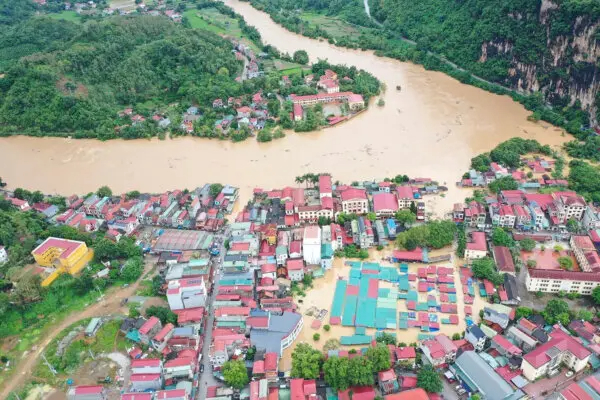 Una inundación provocada por el tifón Yagi sumerge casas en la provincia de Lang Son, Vietnam, el 9 de septiembre de 2024. (Nguyen Anh Tuan/VNA vía AP)