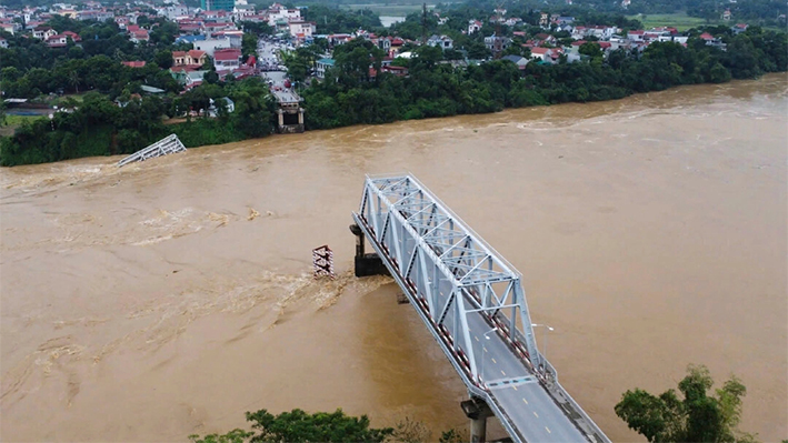 Un puente se derrumbó debido a las inundaciones provocadas por el tifón Yagi en la provincia de Phu Tho, Vietnam, el 9 de septiembre de 2024 (Bui Van Lanh/ VNA via AP)
