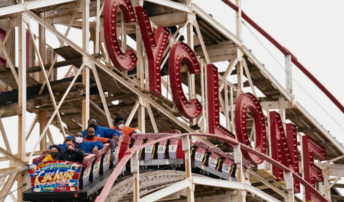 La gente viaja en la montaña rusa Coney Island Cyclone en el barrio de Brooklyn de Nueva York el 9 de abril de 2021. (John Minchillo/AP Photo)