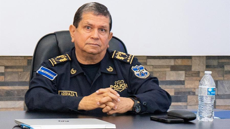 Fotografía de archivo cedida por el gobierno de El Salvador el 17 de junio de 2024 donde se observa al director de la Policía Nacional Civil (PNC), Mauricio Arriaza Chicas, durante una reunión en San Salvador (El Salvador). EFE/Gobierno de El Salvador