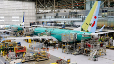 Boeing logra acuerdo laboral provisional con aumento salarial de 25% y compromiso de nuevos aviones