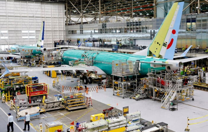 Aviones Boeing 737 MAX son ensamblados en la planta de la compañía en Renton, Washington, el 25 de junio de 2024. (Jennifer Buchanan/Pool vía REUTERS/File Photo).