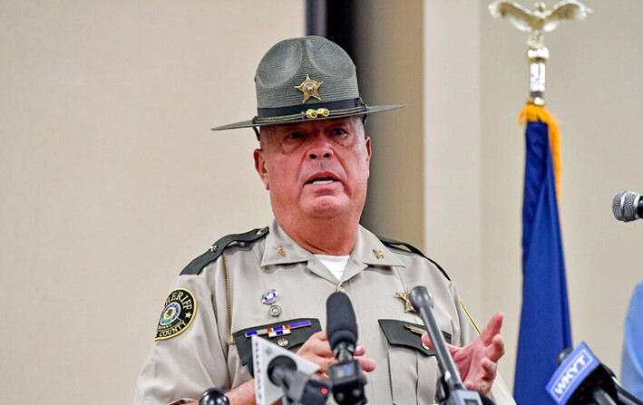 El sheriff del condado de Laurel, John Root, brinda una actualización en el Centro Comunitario de London, en London, Kentucky, el 8 de septiembre de 2024. (Timothy D. Easley/AP Photo)