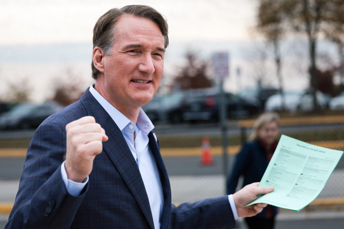 El gobernador de Virginia, Glenn Youngkin, hace un gesto a sus partidarios mientras llega a la Escuela Primaria Piney Branch en Bristow, Virginia, el 7 de noviembre de 2023. (Win McNamee/Getty Images)