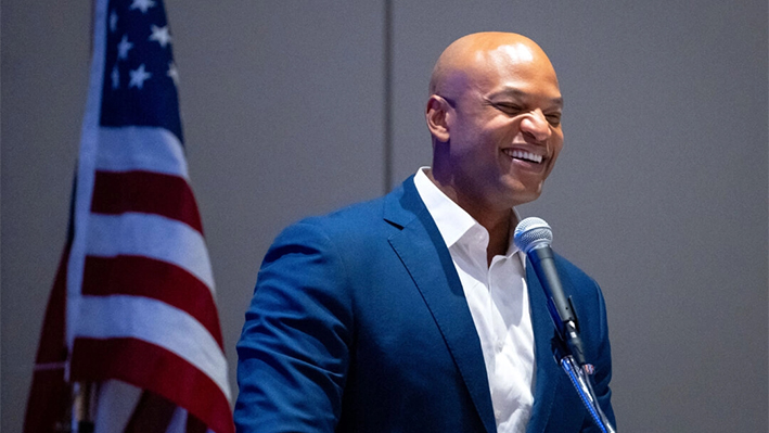 El gobernador de Maryland, Wes Moore, habla durante la reunión del Consejo de Veteranos y Militares en el Hyatt Regency McCormick Place durante el último día de la Convención Nacional Demócrata (DNC) en Chicago el 22 de agosto de 2024. (Madalina Vasiliu/The Epoch Times)
