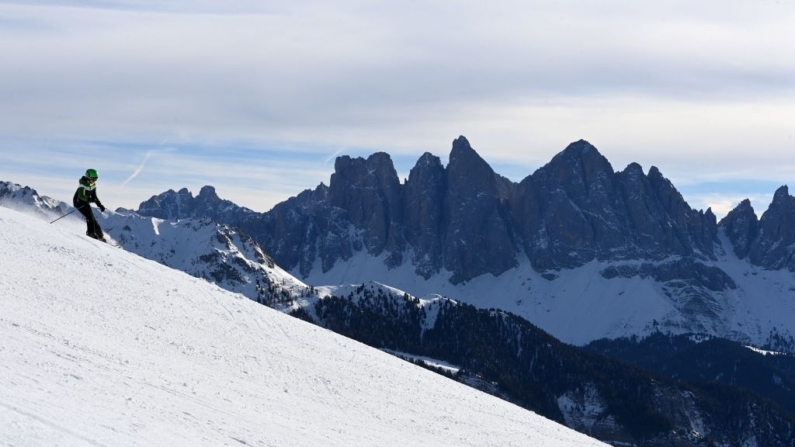  Un esquiador pasa por la pista mientras se ve el pico "Geislerspitzen" al fondo en la estación de esquí de montaña "Plose" de los Dolomitas, cerca de Bressanone, en Tirol del Sur, Italia, el 2 de enero de 2022. (Christof Bozo/AFP vía Getty Images)