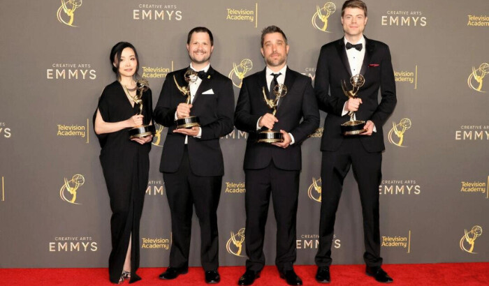 (De izq. a der.) Nadia Tzuo, Alex Silver, Lee Buckley y Evan Larimore, ganadores del premio Emmy al mejor diseño de título principal por Shōgun, asisten a la 76.ª edición de los premios Emmy a las artes creativas en el Peacock Theater de Los Ángeles el 8 de septiembre de 2024. (Kevin Winter/Getty Images)
