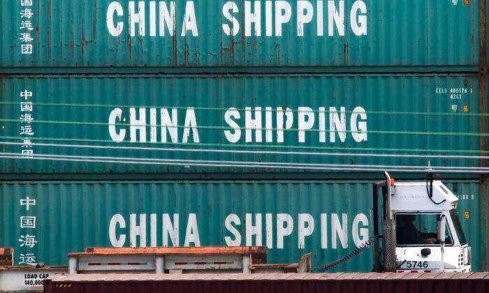 Un camión pasa frente a contenedores de China Shipping en el puerto de Los Ángeles, California, el 1 de septiembre de 2019. (Mark Ralston/AFP vía Getty Images)