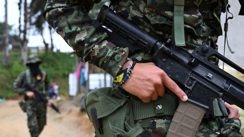 Miembros de la organización paramilitar Autodefensas Conquistadoras de la Sierra Nevada (ACSN) patrullan la cordillera de Sierra Nevada cerca de Santa Marta en el norte de Colombia, el 8 de julio de 2023. (Raul Arboleda/AFP vía Getty Images)