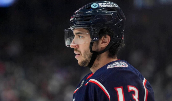 Johnny Gaudreau (13), de los Columbus Blue Jackets, espera el enfrentamiento durante un partido de hockey de la NHL contra los Nashville Predators en Columbus, Ohio, el 9 de marzo de 2024. (The Associated Press/Aaron Doster)