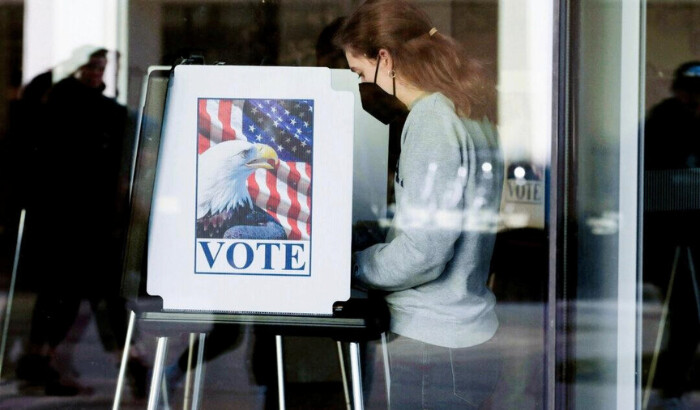 Las personas emitieron boletas anticipadas en las elecciones generales en la Universidad de Michigan en Ann Arbor el 7 de noviembre de 2022. (Eff Kowalsky/AFP vía Getty Images)