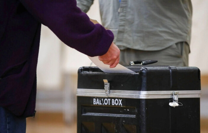 Votantes depositan su voto en un colegio electoral de la Escuela Primaria Hellgate en Missoula, Montana, el 25 de mayo de 2017. (Justin Sullivan/Getty Images). 