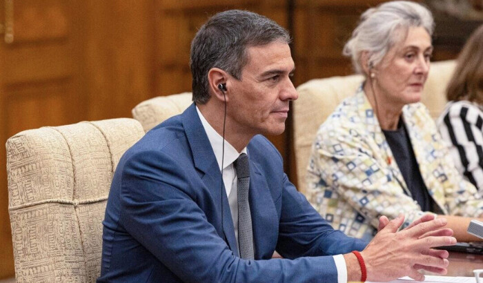 El presidente del gobierno español, Pedro Sánchez, se reúne con el líder del régimen comunista chino, Xi Jinping (no en la foto), en la Casa de Huéspedes del Estado Diaoyutai en Pekín, el 9 de septiembre de 2024. (Adres Martinez Casares/Pool/AFP via Getty Images)