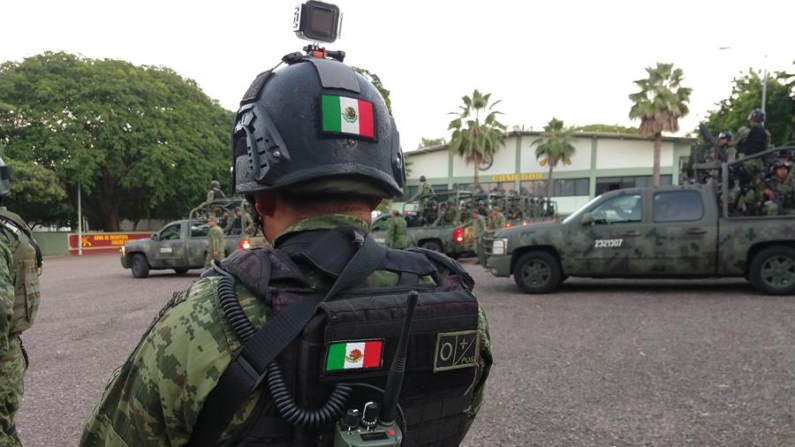 Al menos dos militares resultaron lesionados por arma de fuego, tras ser agredidos por personas civiles armadas que participaban en enfrentamientos que se registraron este lunes en Culiacán, capital del norteño estado mexicano de Sinaloa, informó el gobernador Rubén Rocha M. Fotografía de archivo. EFE/José Méndez