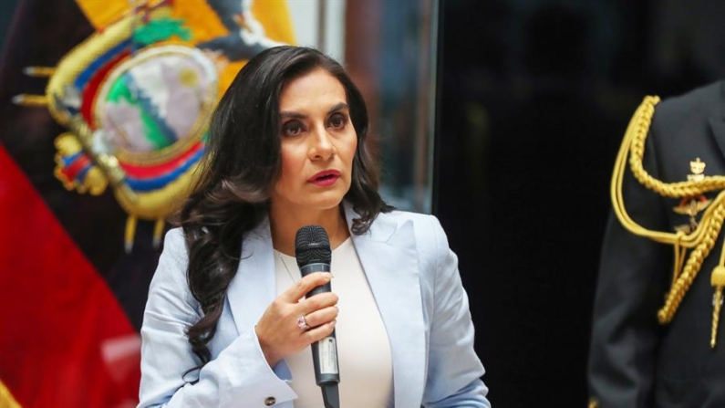 Fotografía de archivo del 28 de noviembre de 2023 de la vicepresidenta de Ecuador, Verónica Abad, hablando durante una rueda de prensa en Quito (Ecuador). EFE/ José Jácome