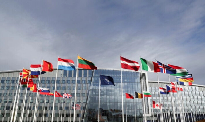 Las banderas ondean frente a la sede de la Alianza antes de una reunión de ministros de defensa de la OTAN, en Bruselas, el 21 de octubre de 2021. (Pascal Rossignol/Reuters)