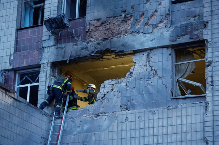 Rescatistas trabajan en un edificio dañado durante un ataque suicida ruso con drones en Kiev, Ucrania, el 28 de mayo de 2023. (Valentyn Ogirenko/Reuters)