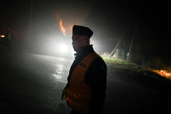 Un agente de policía pasa por delante de un puesto de control el 16 de noviembre de 2022, en Przewodow, Polonia, tras conocerse que un misil perdido cayó en territorio polaco y mató a dos personas. (Omar Marques/Getty Images)