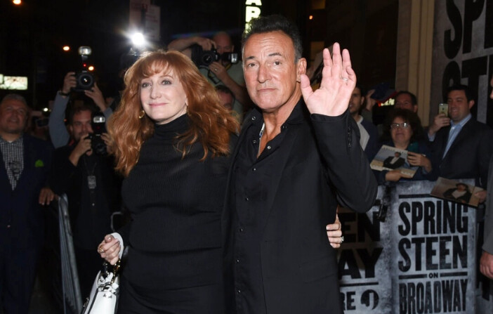 El músico Bruce Springsteen y su esposa Patti Scialfa salen por la puerta del escenario tras la función inaugural de "Springsteen on Broadway" en el Walter Kerr Theatre de Nueva York el 12 de octubre de 2017. (Evan Agostini vía Invision/AP Photo). 
