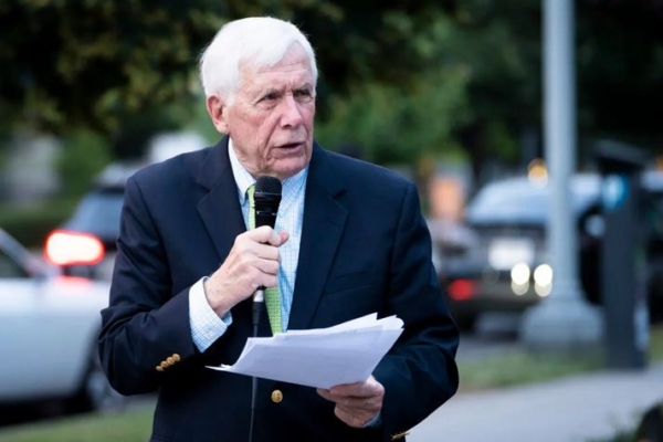 Frank Wolf, miembro de la Comisión de EE.UU. para la Libertad Religiosa Internacional (USCIRF) y excongresista de Virginia, habla durante una vigilia con velas en luto por las víctimas de la masacre de la plaza de Tiananmen de 1989, en Washington, el 2 de junio de 2023. (Madalina Vasiliu/The Epoch Times)