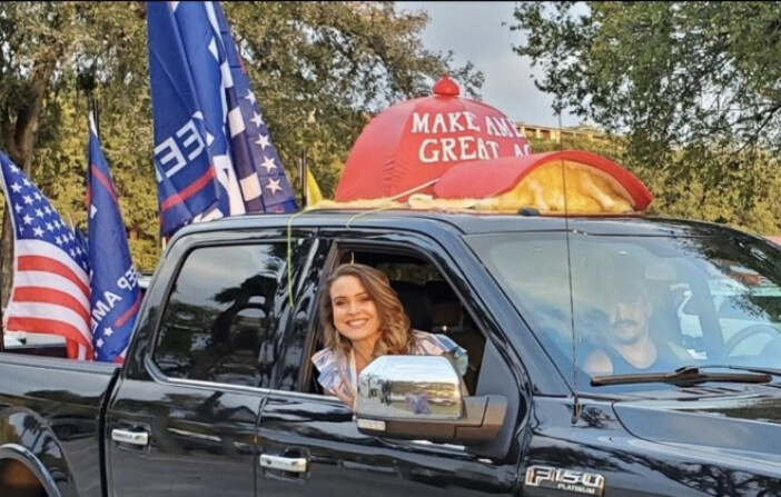 Joeylynn Mesaros se sienta en una camioneta con banderas y un sombrero gigante de Trump. Los partidarios de Trump suelen decorar sus vehículos para los Trenes Trump, que se unen en caravana para mostrar su apoyo político. (Foto cortesía de Joeylynn Mesaros). 
