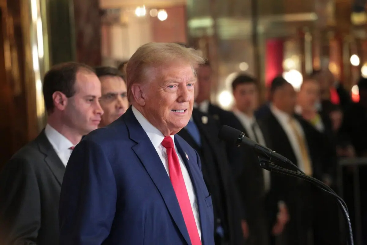 El expresidente Donald Trump habla durante una rueda de prensa en la Torre Trump de Manhattan el 6 de septiembre. (Richard Moore/The Epoch Times)