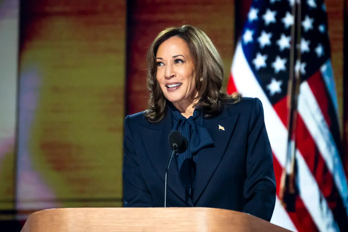 La vicepresidenta y candidata presidencial demócrata Kamala Harris habla durante el último día de la Convención Nacional Demócrata en Chicago el 22 de agosto. (Madalina Vasiliu/The Epoch Times)